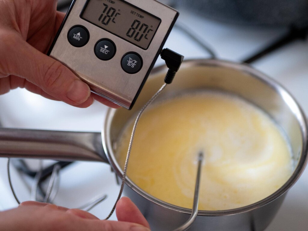 Jak piec biszkopt i w jakiej temperaturze uzyskać puszyste ciasto?