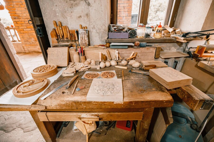 Jak zrobić meble rustykalne z prostych materiałów?